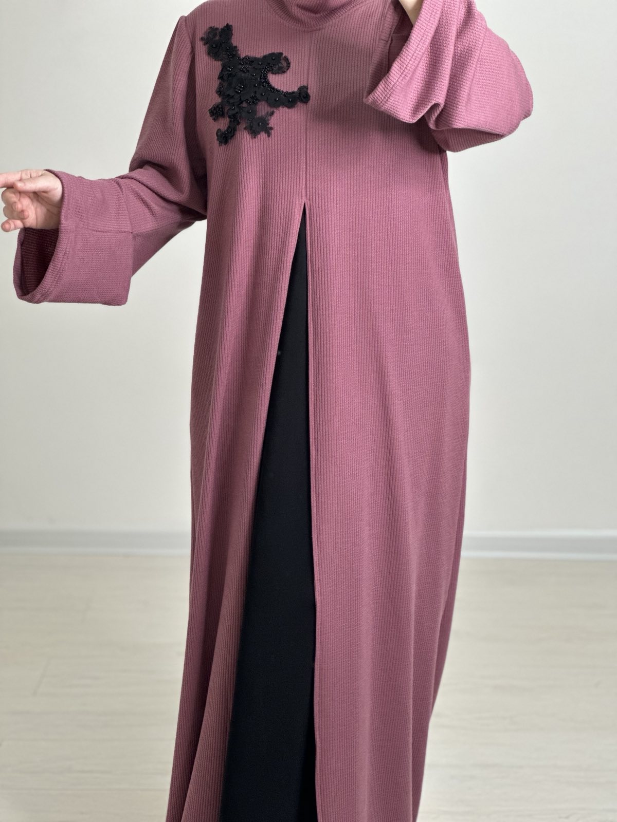 Pletena abaja s izrezom